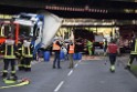 LKW blieb unter Bruecke haengen Koeln Ehrenfeld Innere Kanalstr Hornstr P164